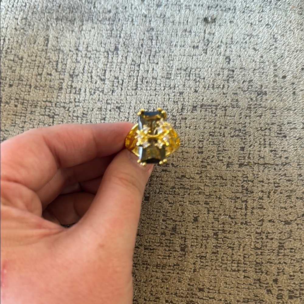 Elegant Gold and Silver Women's Ring